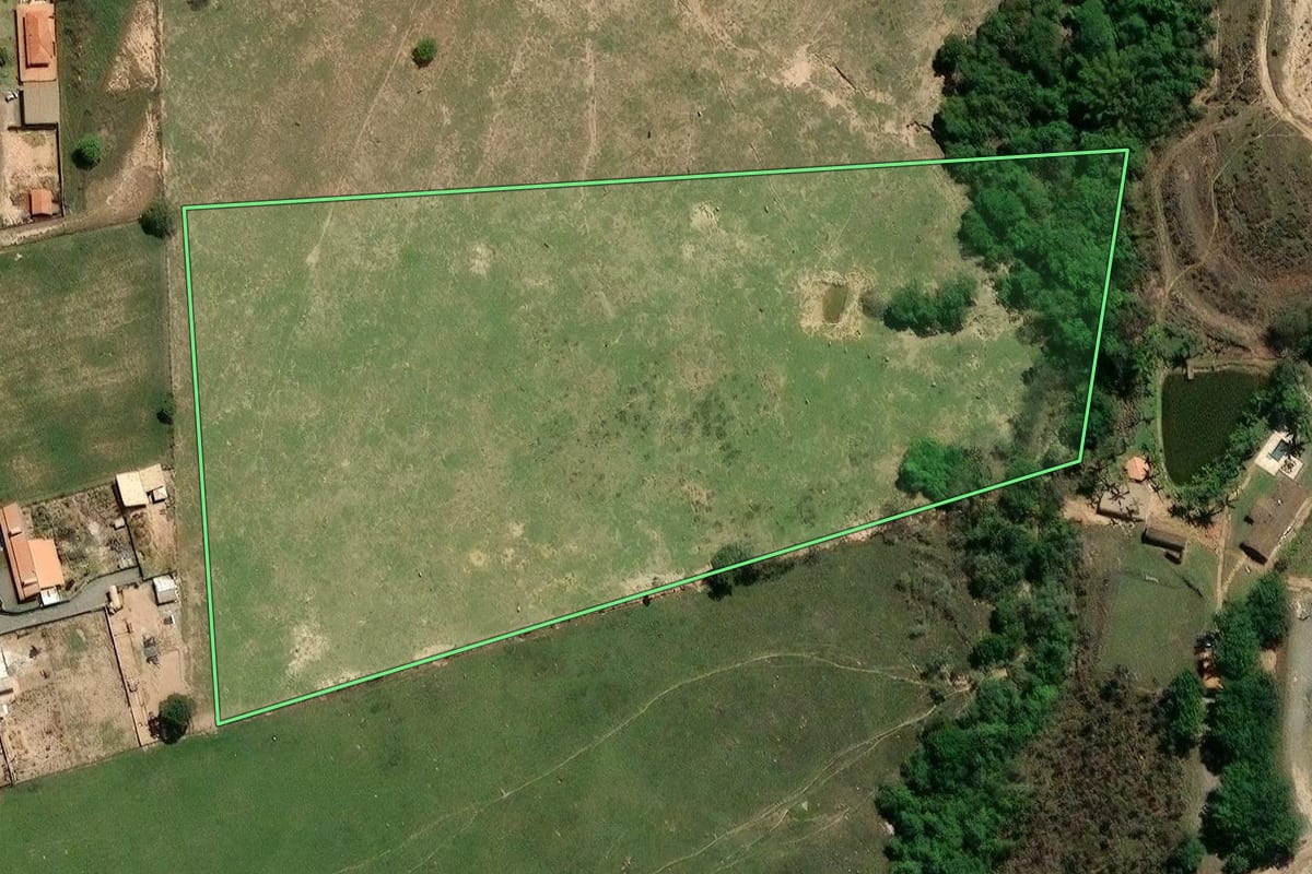 Imagem de satélite do imóvel rural em Limeira (SP), com o contorno declarado no CAR desenhado por cima.