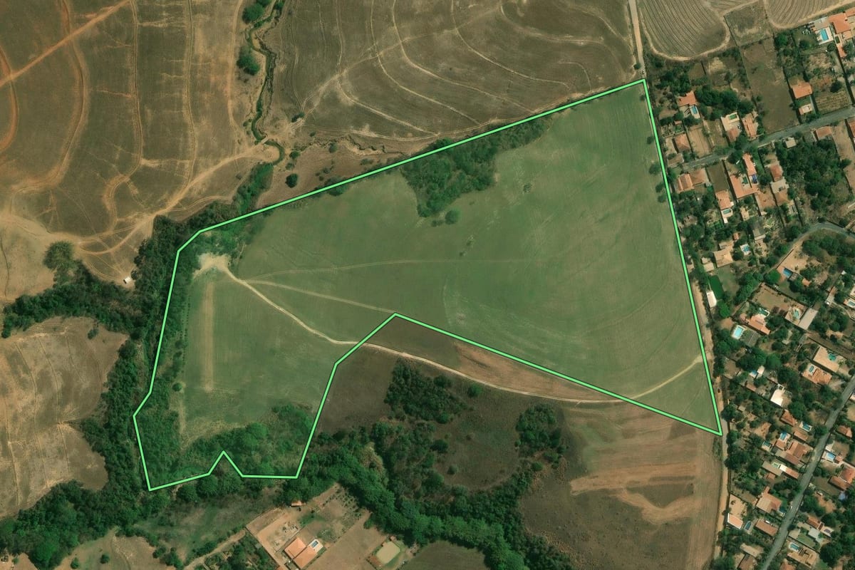 Imagem de satélite do imóvel rural em Limeira (SP), com o contorno declarado no CAR desenhado por cima.