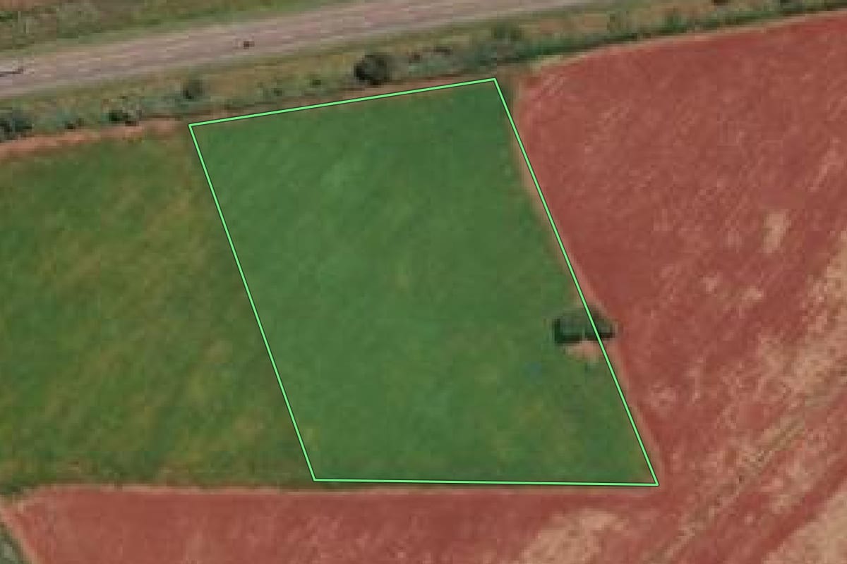 Imagem de satélite do imóvel rural em Limeira (SP), com o contorno declarado no CAR desenhado por cima.