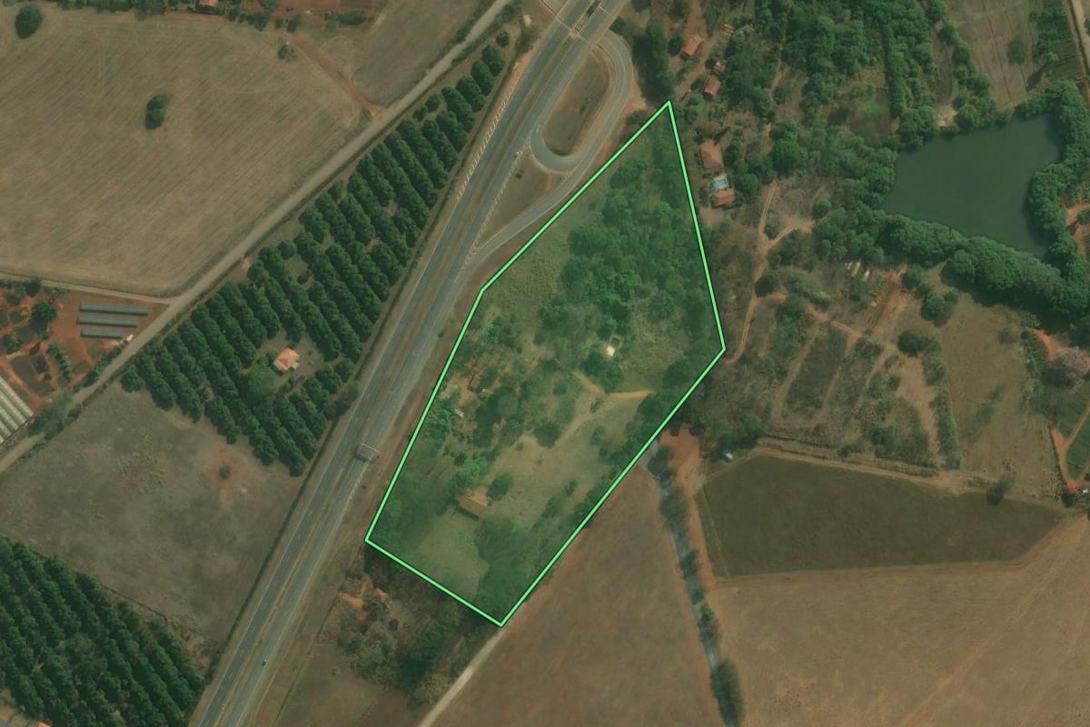 Imagem de satélite do imóvel rural em Limeira (SP), com o contorno declarado no CAR desenhado por cima.