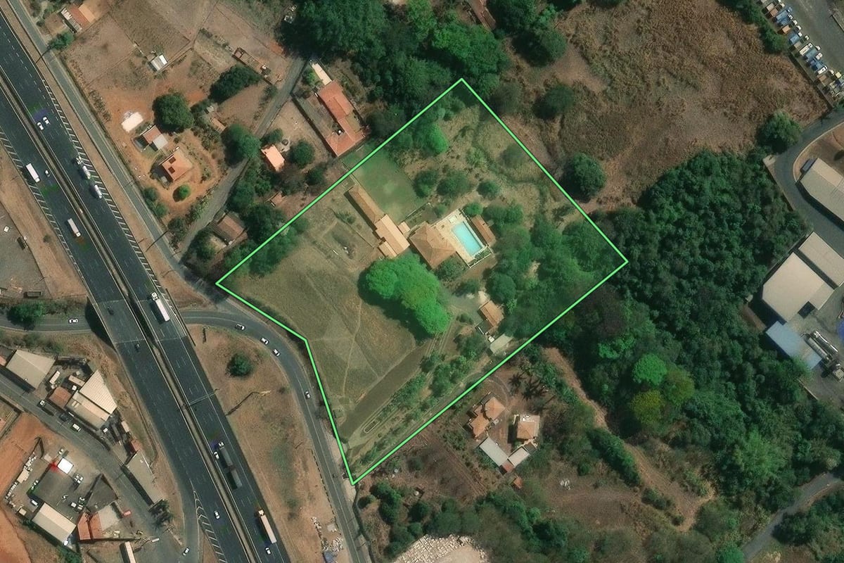 Imagem de satélite do imóvel rural em Limeira (SP), com o contorno declarado no CAR desenhado por cima.