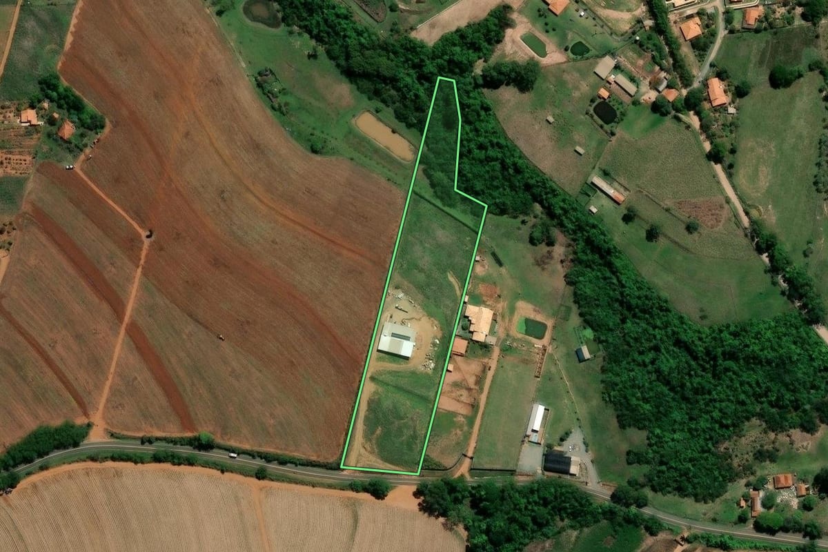 Imagem de satélite do imóvel rural em Limeira (SP), com o contorno declarado no CAR desenhado por cima.