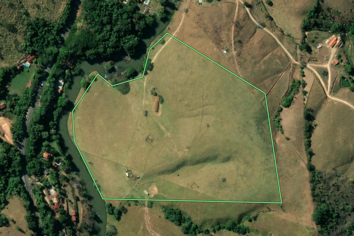 Imagem de satélite do imóvel rural em Lindóia (SP), com o contorno declarado no CAR desenhado por cima.
