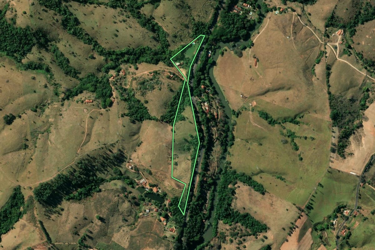 Imagem de satélite do imóvel rural em Lindóia (SP), com o contorno declarado no CAR desenhado por cima.