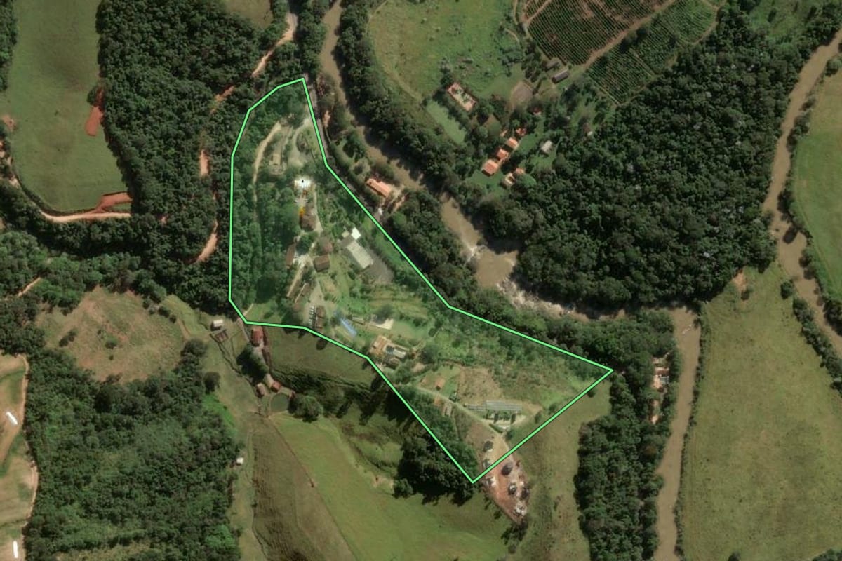 Imagem de satélite do imóvel rural em Lindóia (SP), com o contorno declarado no CAR desenhado por cima.