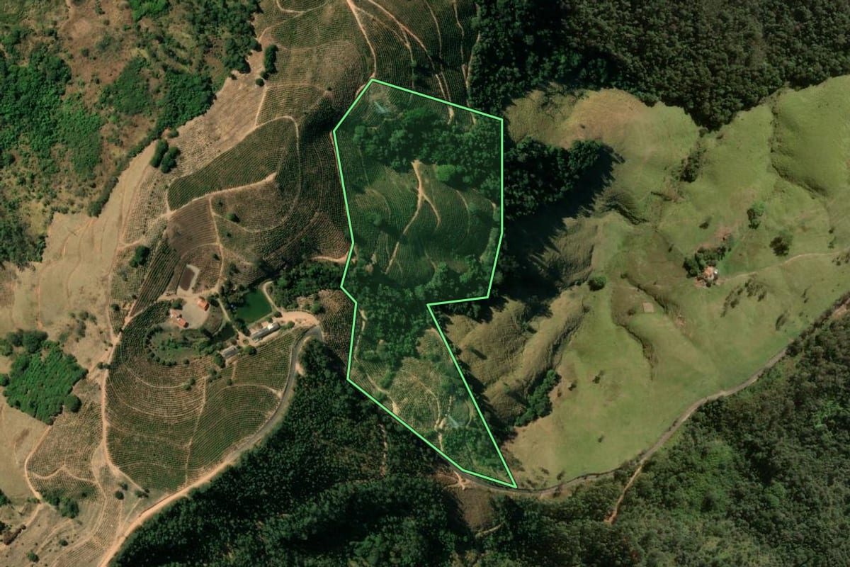 Imagem de satélite do imóvel rural em Lindóia (SP), com o contorno declarado no CAR desenhado por cima.