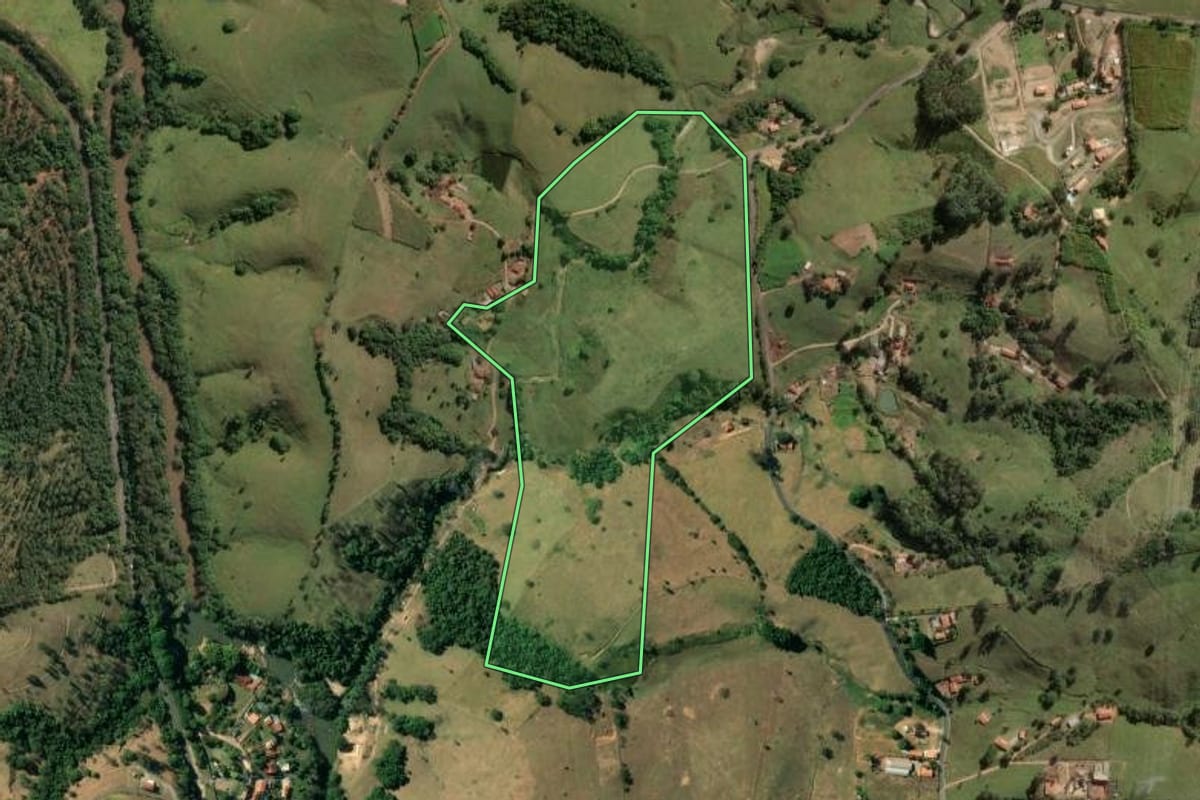 Imagem de satélite do imóvel rural em Lindóia (SP), com o contorno declarado no CAR desenhado por cima.