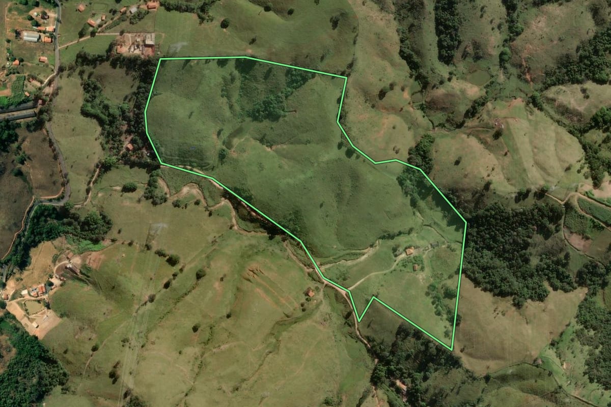 Imagem de satélite do imóvel rural em Lindóia (SP), com o contorno declarado no CAR desenhado por cima.