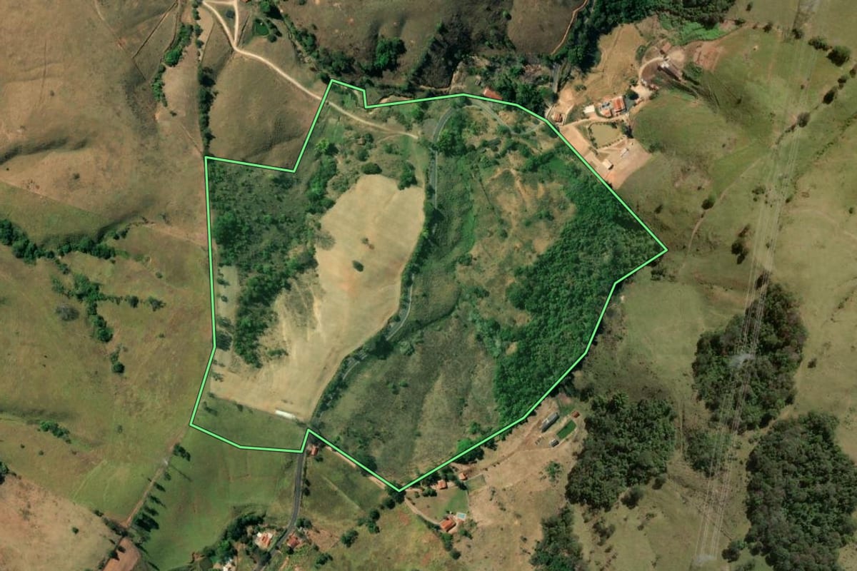 Imagem de satélite do imóvel rural em Lindóia (SP), com o contorno declarado no CAR desenhado por cima.
