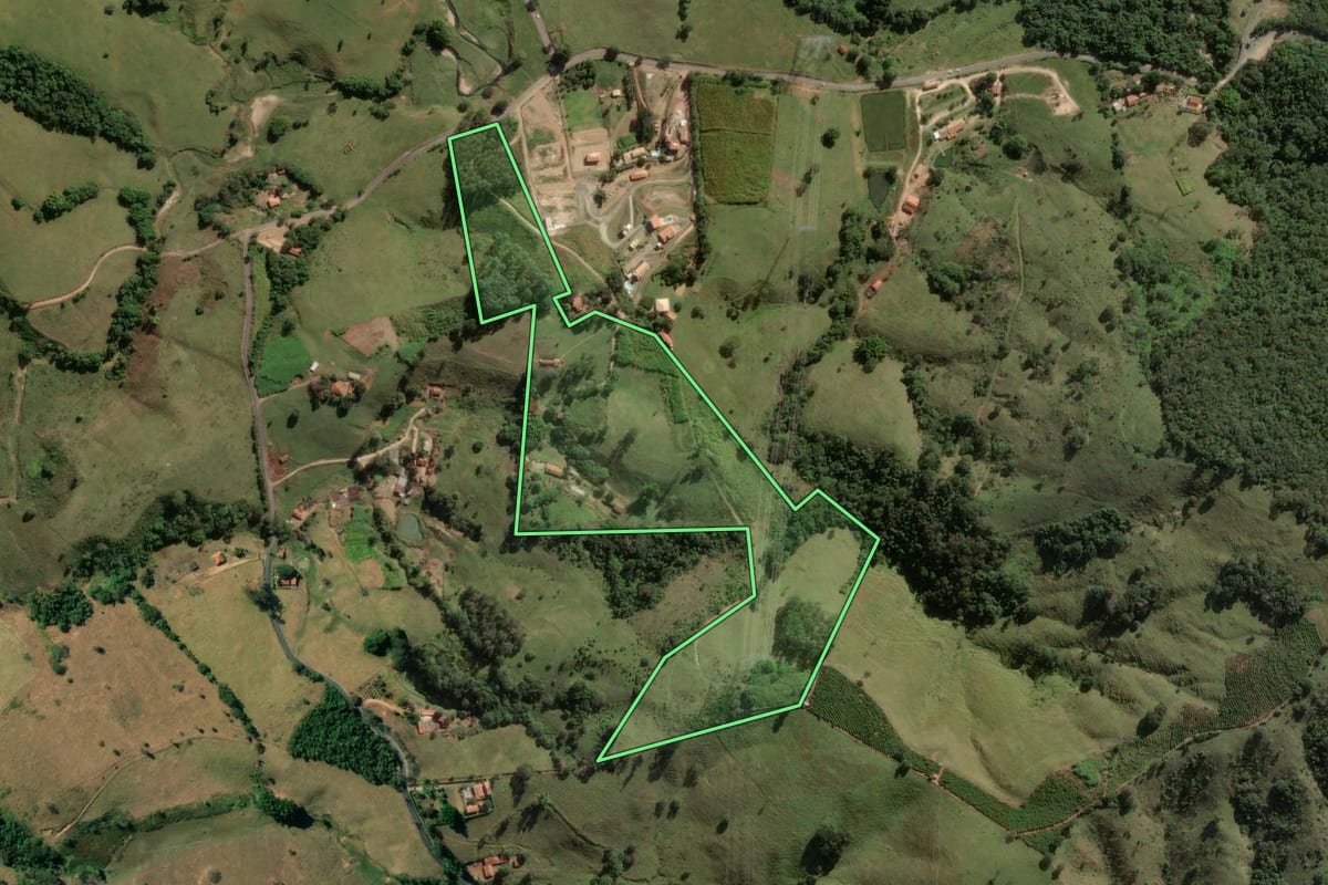 Imagem de satélite do imóvel rural em Lindóia (SP), com o contorno declarado no CAR desenhado por cima.
