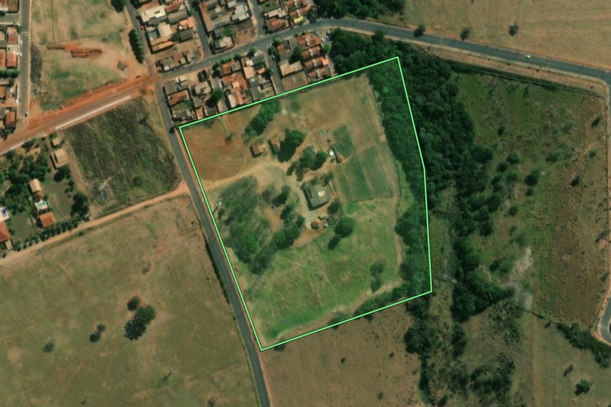 Imagem de satélite do imóvel rural em Lins (SP), com o contorno declarado no CAR desenhado por cima.