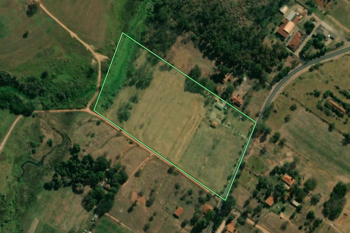 Imagem de satélite do imóvel rural em Lins (SP), com o contorno declarado no CAR desenhado por cima.