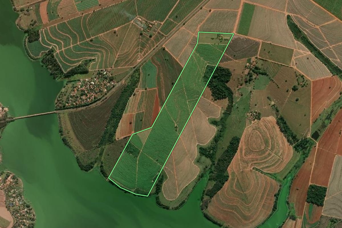 Imagem de satélite do imóvel rural em Lins (SP), com o contorno declarado no CAR desenhado por cima.