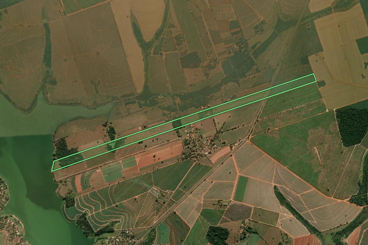 Imagem de satélite do imóvel rural em Lins (SP), com o contorno declarado no CAR desenhado por cima.
