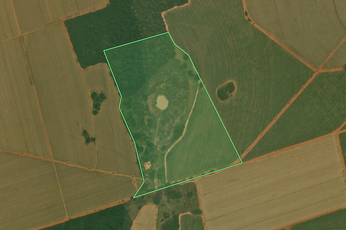 Imagem de satélite do imóvel rural em Lins (SP), com o contorno declarado no CAR desenhado por cima.
