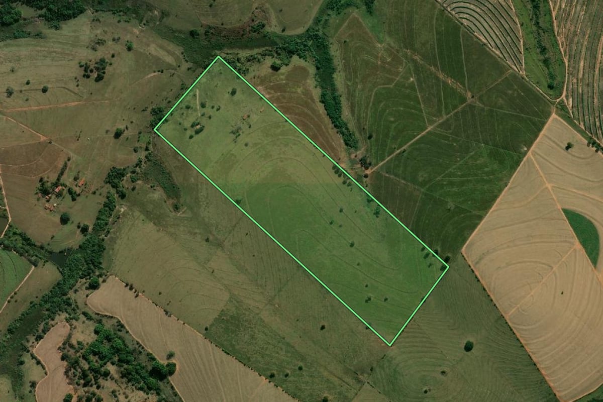 Imagem de satélite do imóvel rural em Lins (SP), com o contorno declarado no CAR desenhado por cima.