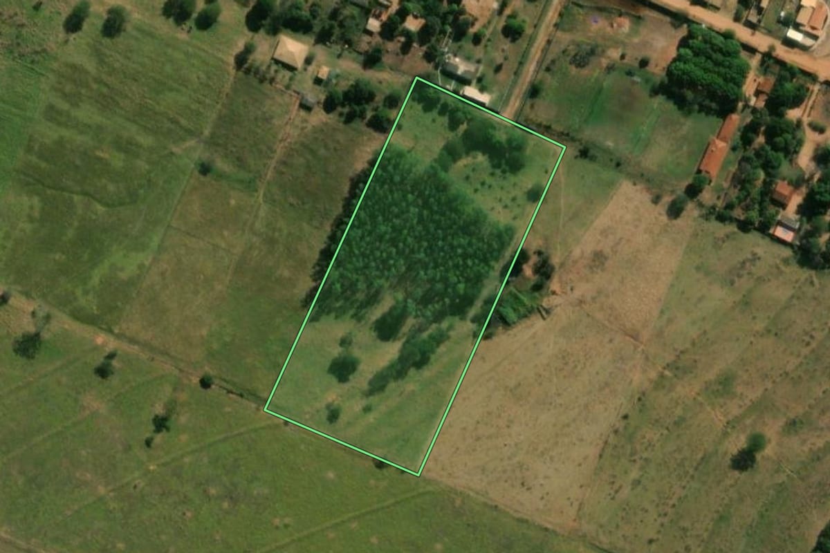 Imagem de satélite do imóvel rural em Lins (SP), com o contorno declarado no CAR desenhado por cima.