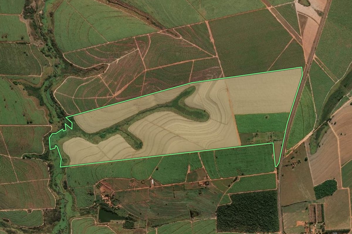 Imagem de satélite do imóvel rural em Lins (SP), com o contorno declarado no CAR desenhado por cima.
