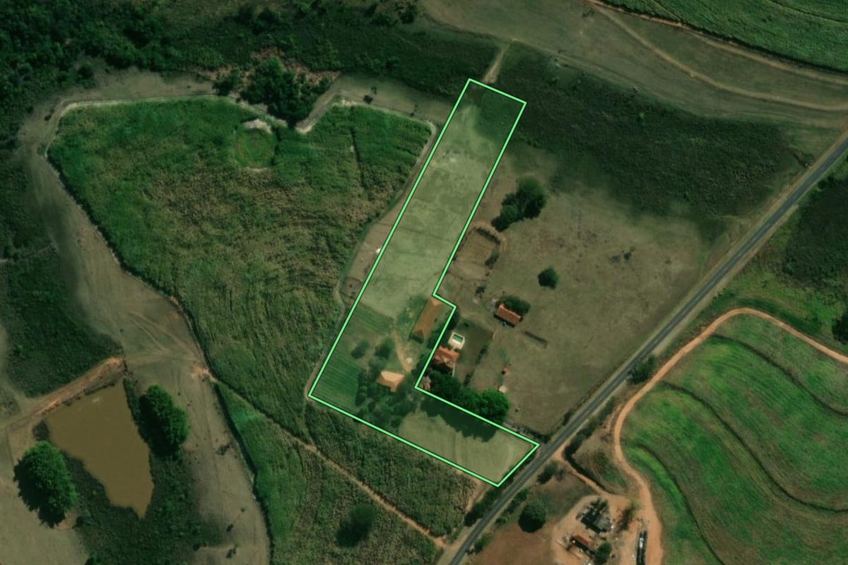 Imagem de satélite do imóvel rural em Lins (SP), com o contorno declarado no CAR desenhado por cima.