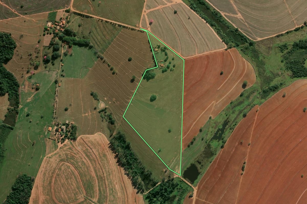 Imagem de satélite do imóvel rural em Lins (SP), com o contorno declarado no CAR desenhado por cima.