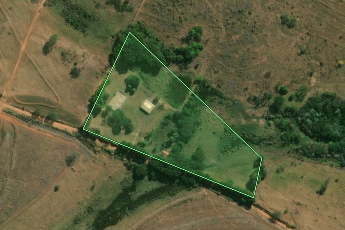 Imagem de satélite do imóvel rural em Lins (SP), com o contorno declarado no CAR desenhado por cima.