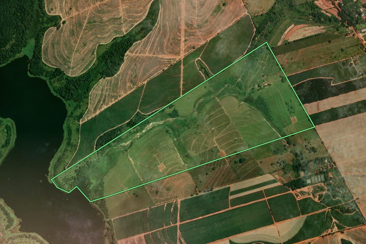 Imagem de satélite do imóvel rural em Lins (SP), com o contorno declarado no CAR desenhado por cima.