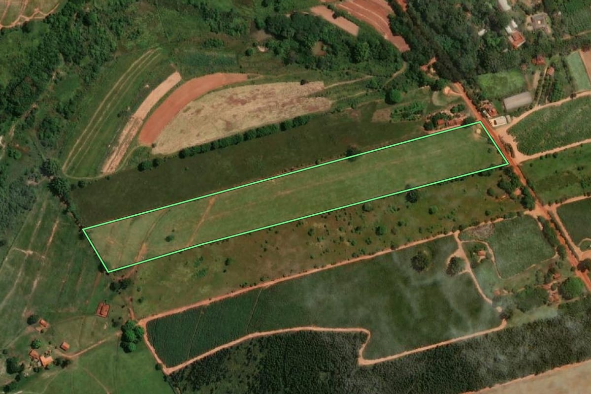 Imagem de satélite do imóvel rural em Lins (SP), com o contorno declarado no CAR desenhado por cima.