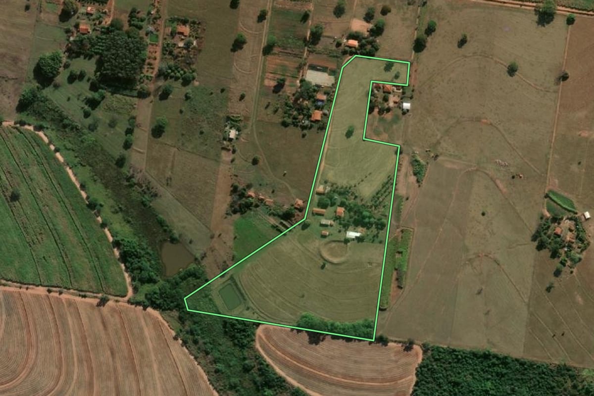 Imagem de satélite do imóvel rural em Lins (SP), com o contorno declarado no CAR desenhado por cima.