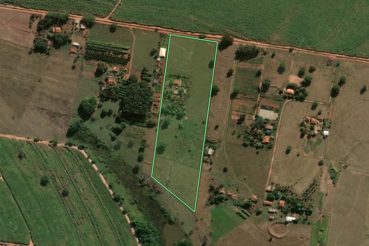 Imagem de satélite do imóvel rural em Lins (SP), com o contorno declarado no CAR desenhado por cima.