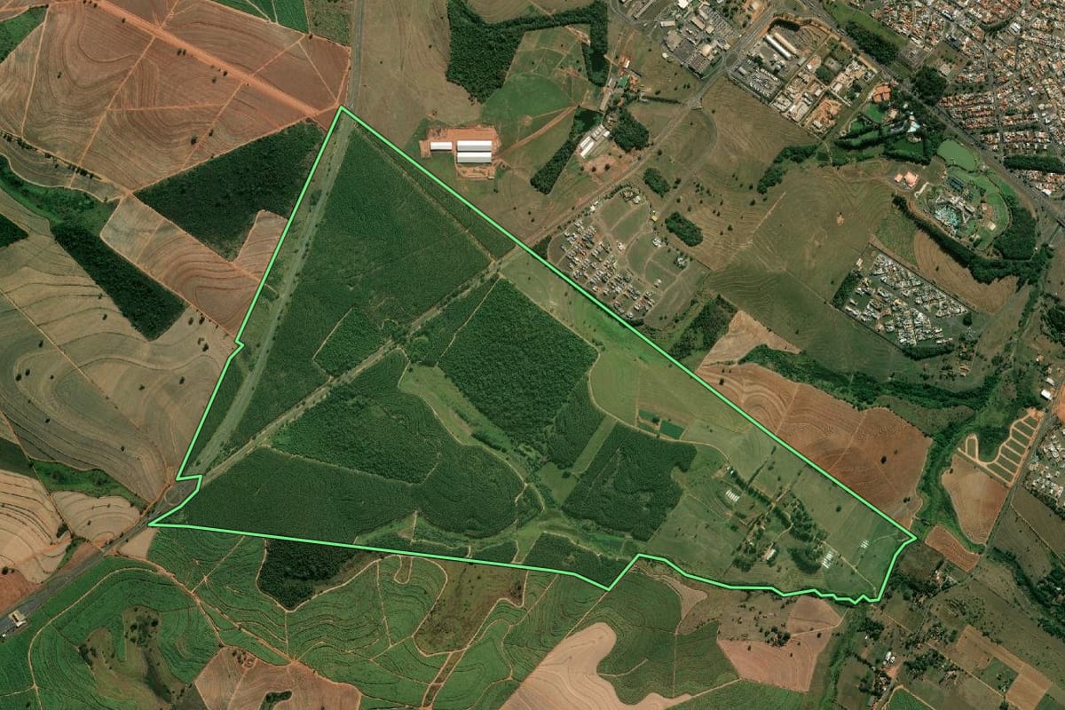 Imagem de satélite do imóvel rural em Lins (SP), com o contorno declarado no CAR desenhado por cima.