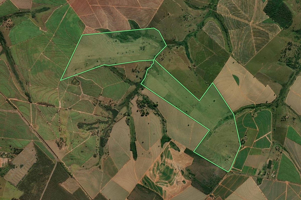 Imagem de satélite do imóvel rural em Lins (SP), com o contorno declarado no CAR desenhado por cima.