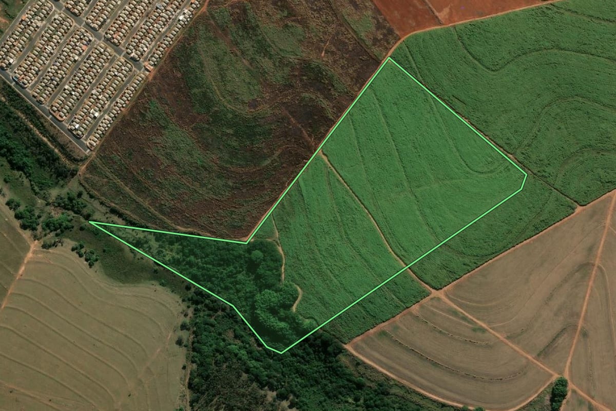 Imagem de satélite do imóvel rural em Lins (SP), com o contorno declarado no CAR desenhado por cima.