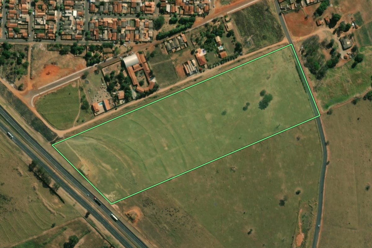Imagem de satélite do imóvel rural em Lins (SP), com o contorno declarado no CAR desenhado por cima.