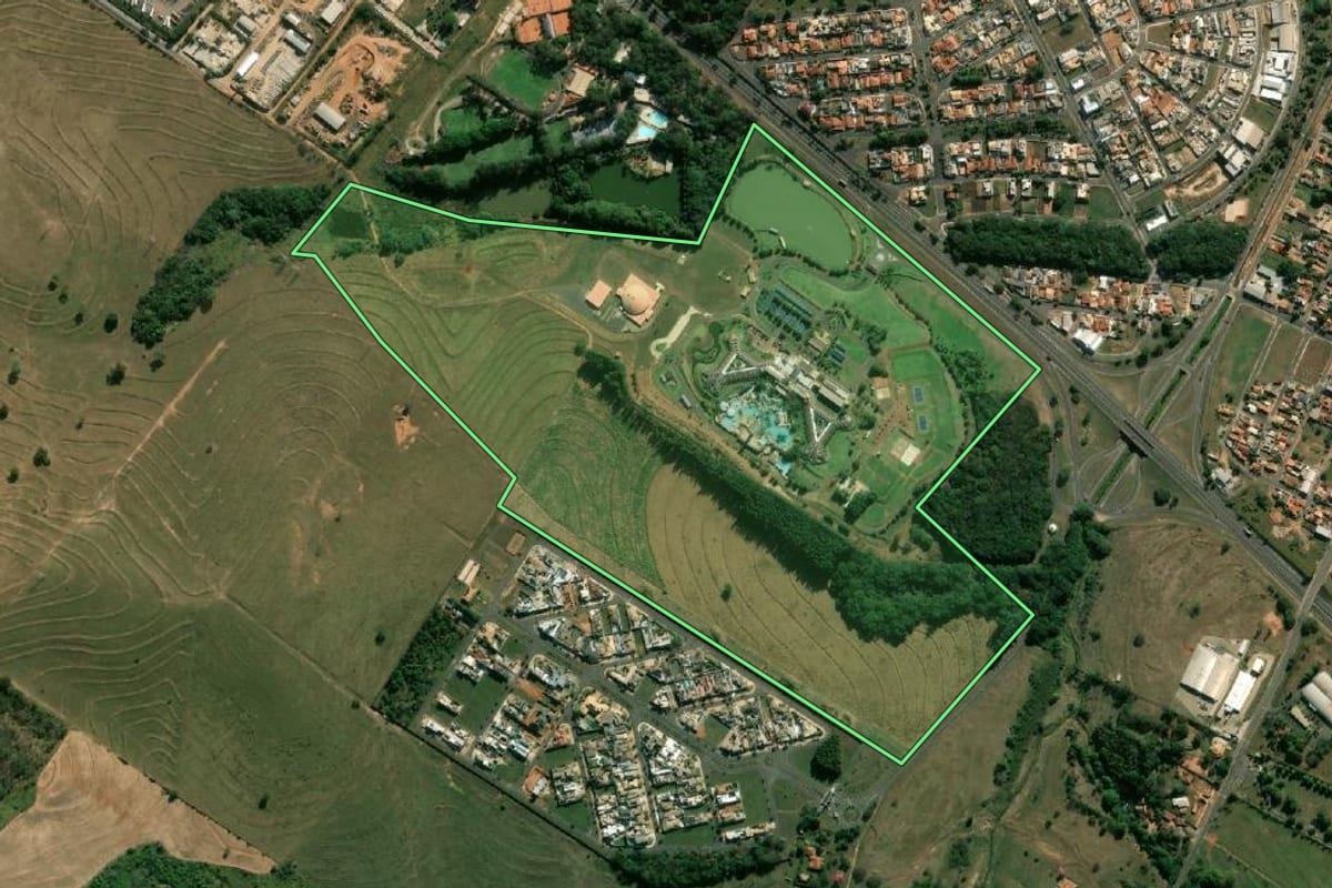 Imagem de satélite do imóvel rural em Lins (SP), com o contorno declarado no CAR desenhado por cima.