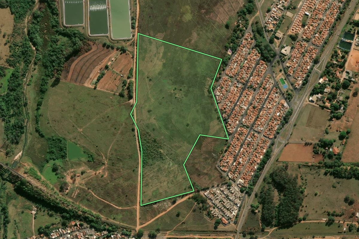 Imagem de satélite do imóvel rural em Lins (SP), com o contorno declarado no CAR desenhado por cima.
