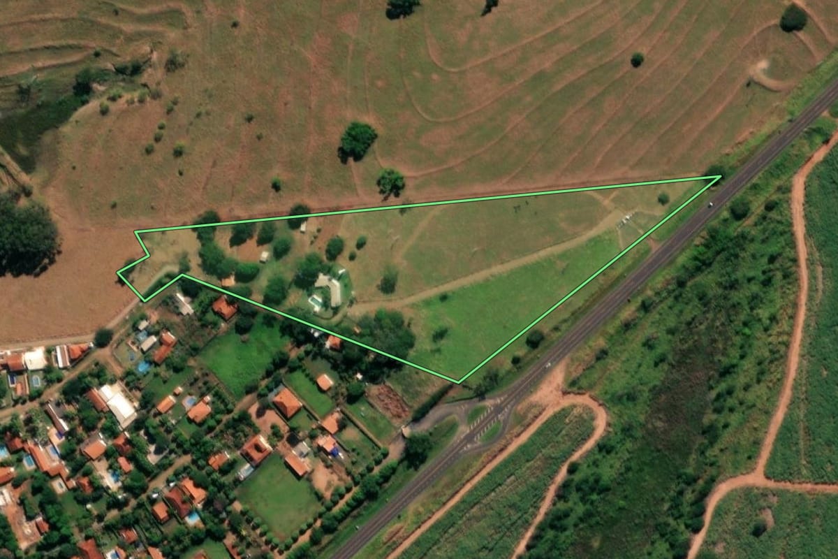 Imagem de satélite do imóvel rural em Lins (SP), com o contorno declarado no CAR desenhado por cima.