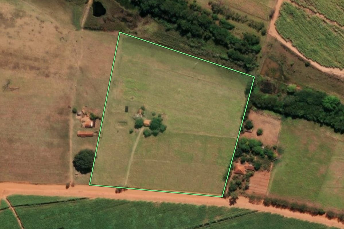 Imagem de satélite do imóvel rural em Lins (SP), com o contorno declarado no CAR desenhado por cima.