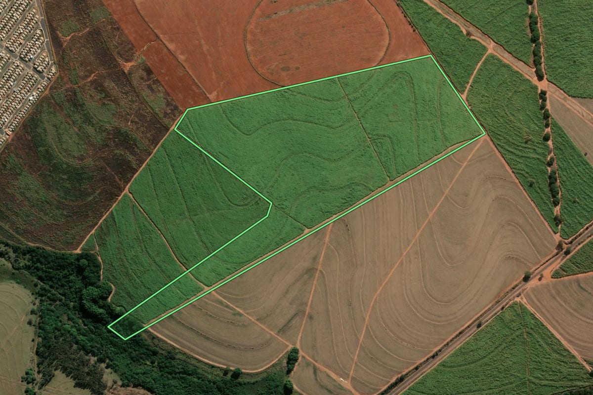 Imagem de satélite do imóvel rural em Lins (SP), com o contorno declarado no CAR desenhado por cima.