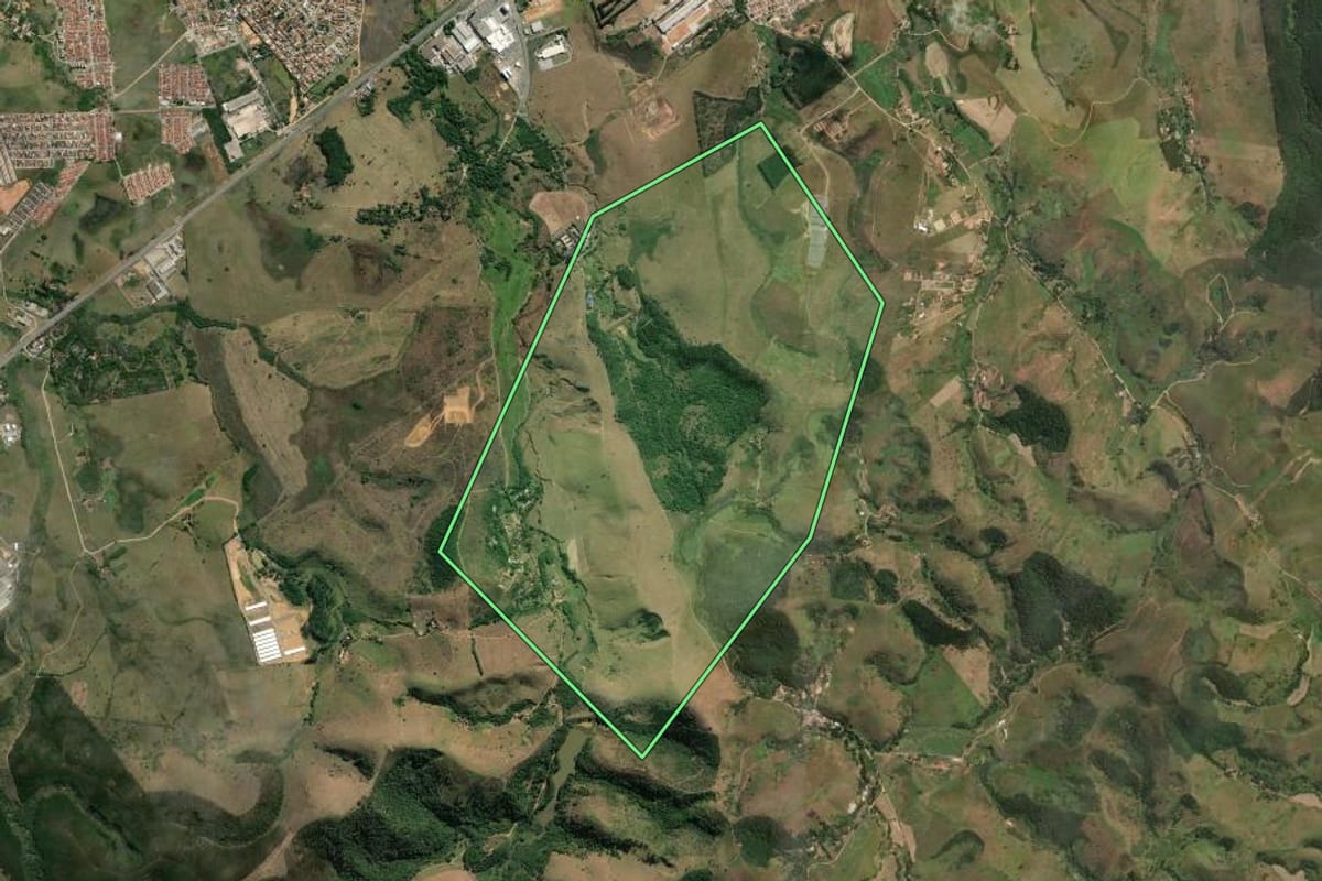 Imagem de satélite do imóvel rural em Lorena (SP), com o contorno declarado no CAR desenhado por cima.