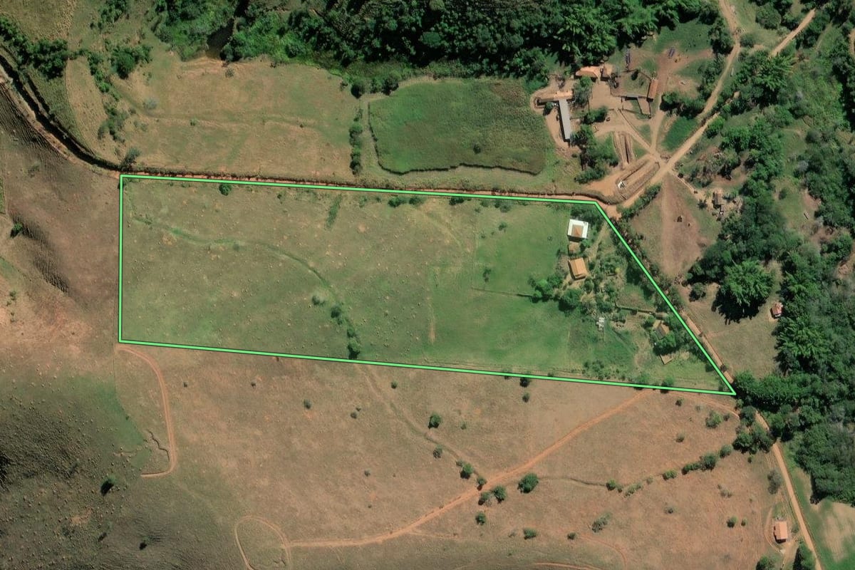 Imagem de satélite do imóvel rural em Lorena (SP), com o contorno declarado no CAR desenhado por cima.