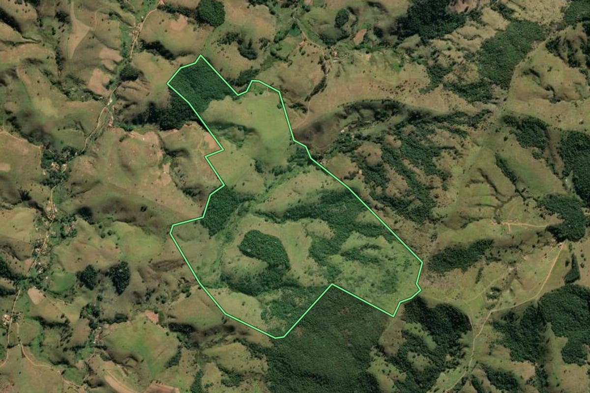 Imagem de satélite do imóvel rural em Lorena (SP), com o contorno declarado no CAR desenhado por cima.