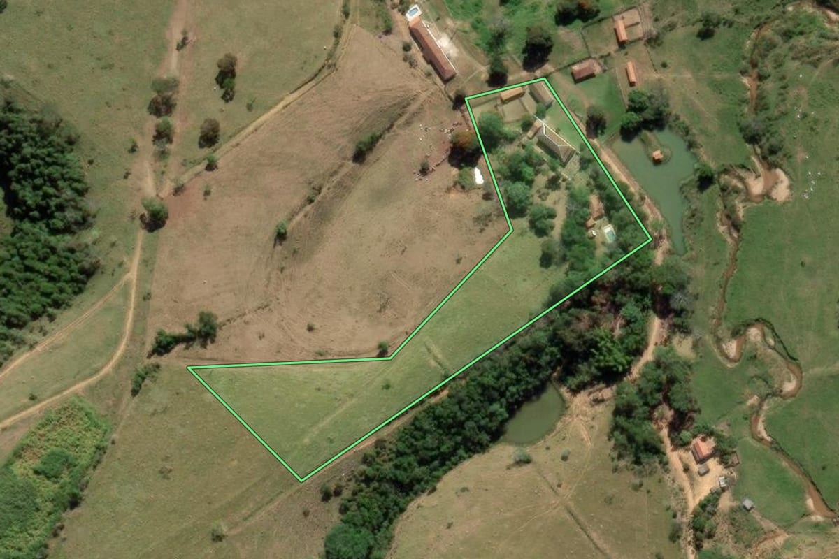 Imagem de satélite do imóvel rural em Lorena (SP), com o contorno declarado no CAR desenhado por cima.