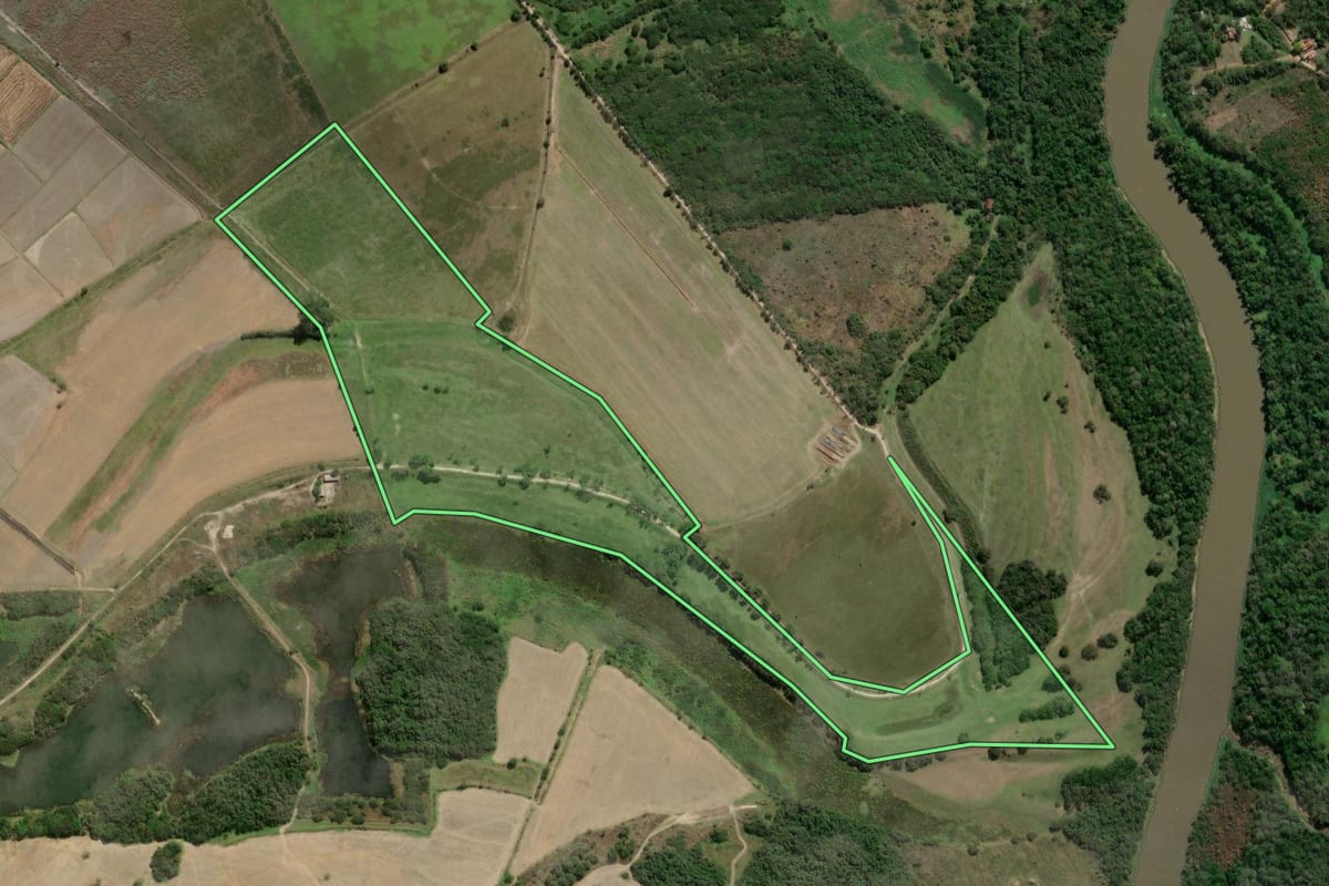 Imagem de satélite do imóvel rural em Lorena (SP), com o contorno declarado no CAR desenhado por cima.