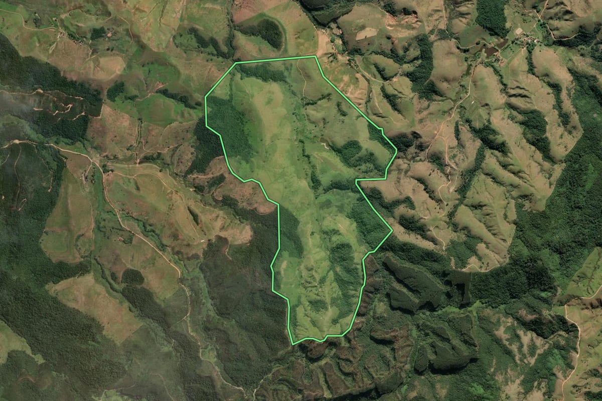 Imagem de satélite do imóvel rural em Lorena (SP), com o contorno declarado no CAR desenhado por cima.