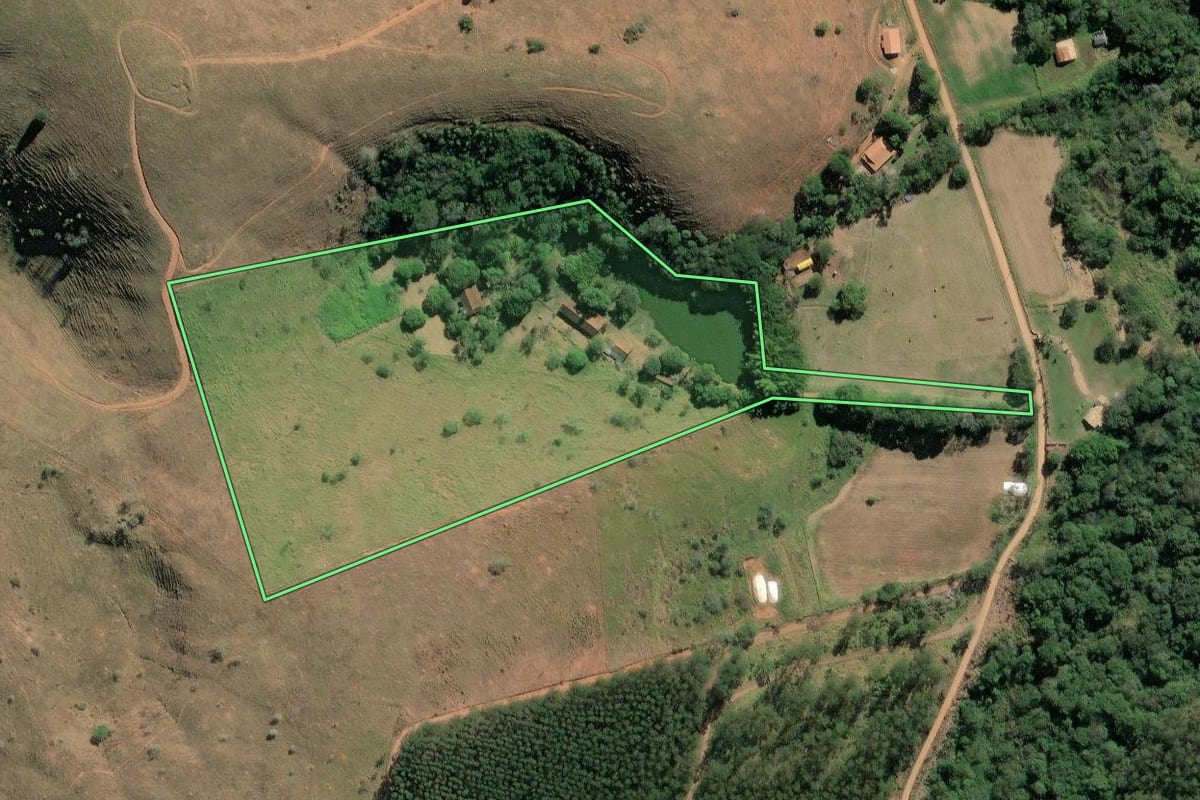 Imagem de satélite do imóvel rural em Lorena (SP), com o contorno declarado no CAR desenhado por cima.