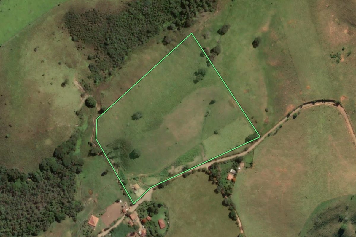 Imagem de satélite do imóvel rural em Lorena (SP), com o contorno declarado no CAR desenhado por cima.