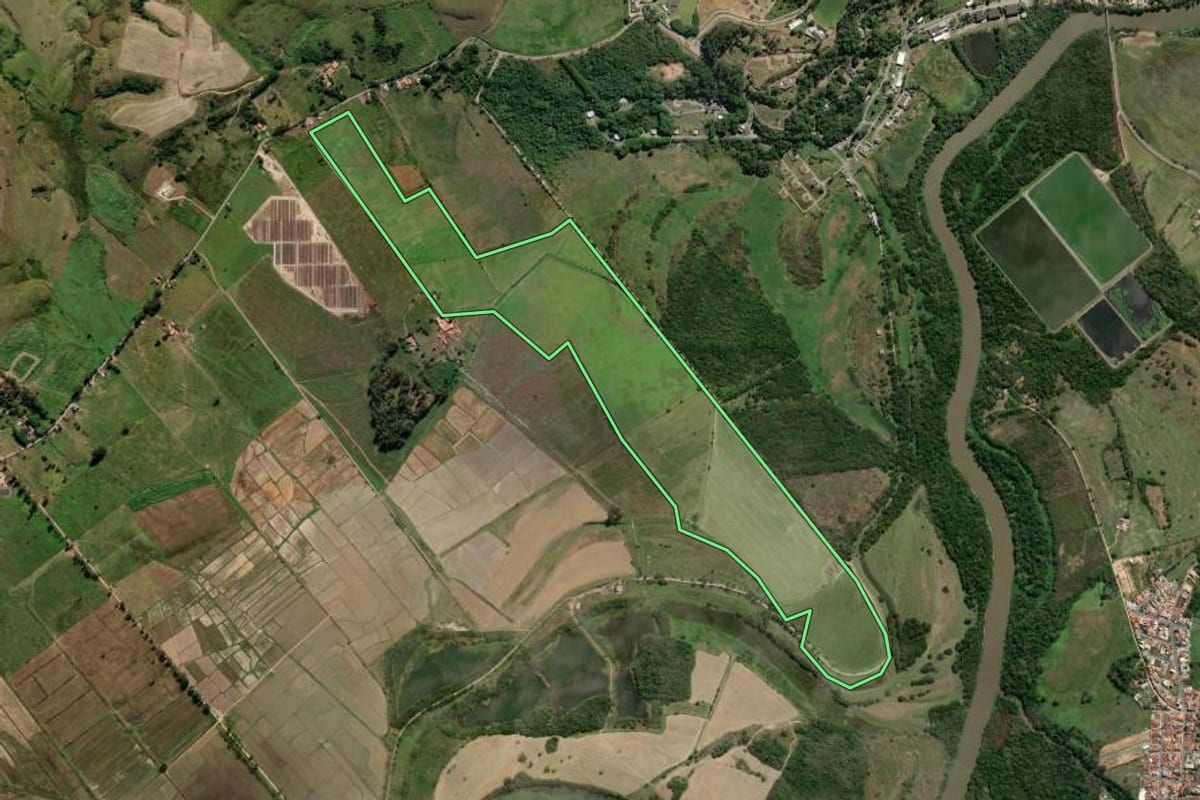 Imagem de satélite do imóvel rural em Lorena (SP), com o contorno declarado no CAR desenhado por cima.