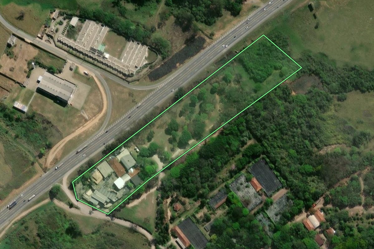 Imagem de satélite do imóvel rural em Lorena (SP), com o contorno declarado no CAR desenhado por cima.