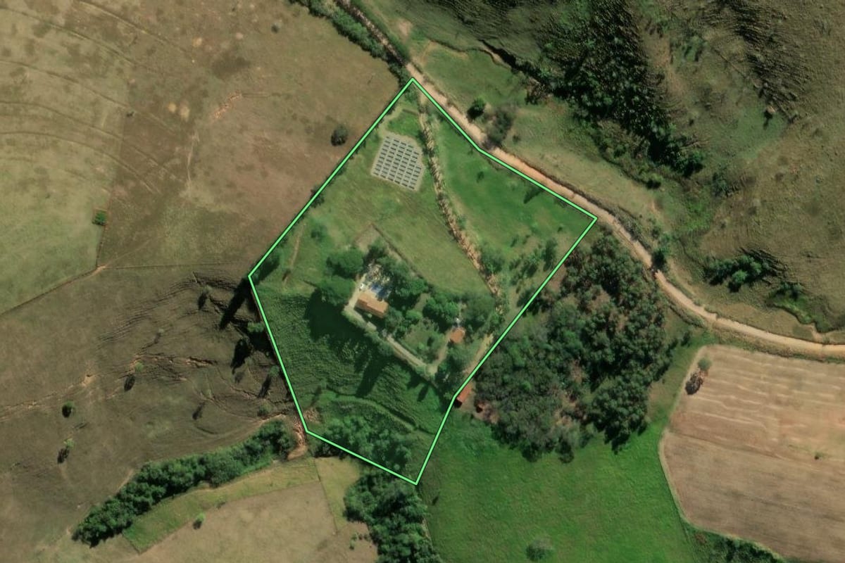 Imagem de satélite do imóvel rural em Lorena (SP), com o contorno declarado no CAR desenhado por cima.