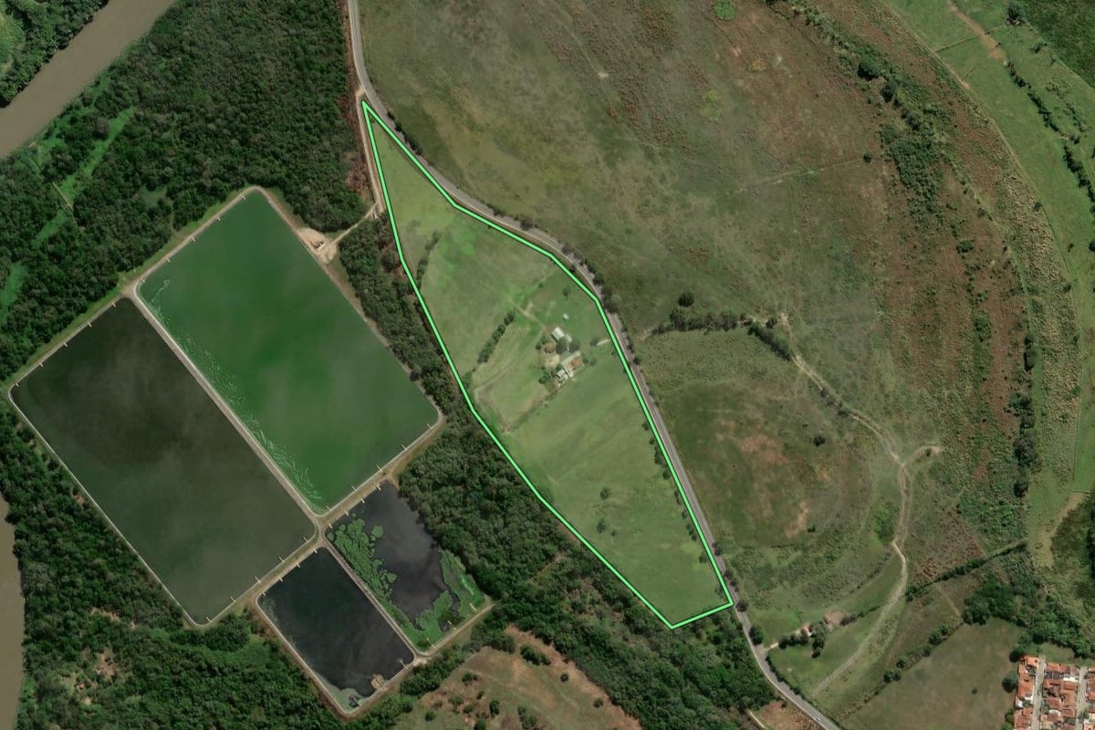 Imagem de satélite do imóvel rural em Lorena (SP), com o contorno declarado no CAR desenhado por cima.